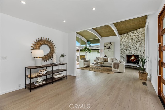 1385 Terrace Way, Laguna Beach CA: https://media.crmls.org/medias/b5bf2e3c-4aa7-4a35-ac67-d19d195b1d23.jpg