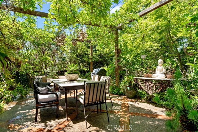 302 W Carter Avenue, Sierra Madre CA: https://media.crmls.org/medias/b5c0f5d1-0b9e-4e2d-8f0b-ba56c8e2b821.jpg