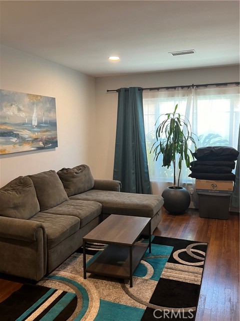 Detail Gallery Image 3 of 13 For 5713 Woodman, Valley Glen,  CA 91401 - 2 Beds | 1 Baths