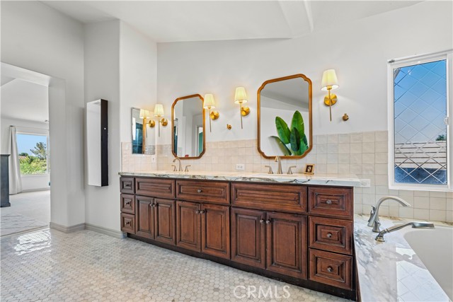 9744 Sweetwater Drive, Agua Dulce CA: https://media.crmls.org/medias/b5c26d32-d5fe-4449-b47f-3db2e45acc73.jpg