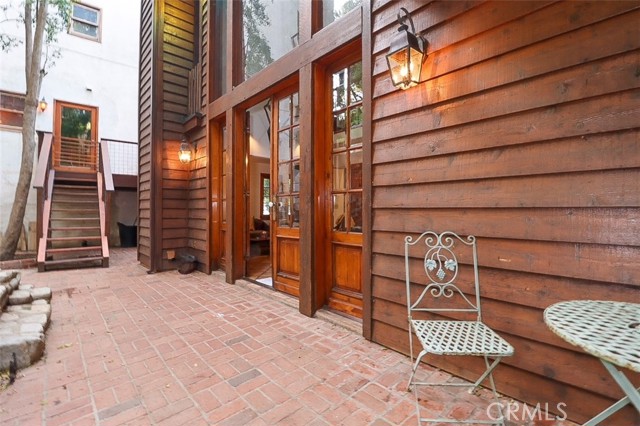 Detail Gallery Image 27 of 36 For 9860 Yoakum Dr, Beverly Hills,  CA 90210 - 1 Beds | 2 Baths