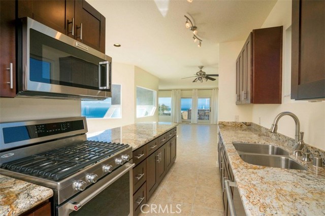 1076 Miramar Street, Laguna Beach CA: https://media.crmls.org/medias/b5caab6b-6d64-4896-b731-269defeb8e1c.jpg