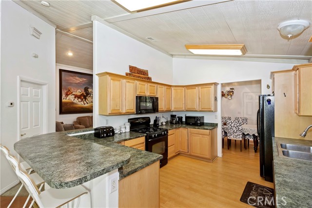 Detail Gallery Image 11 of 25 For 329 E Sherwood Bld, Big Bear City,  CA 92314 - 3 Beds | 2 Baths