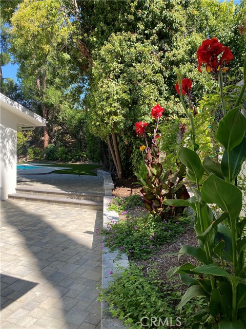 24041 Mariano Street, Woodland Hills CA: https://media.crmls.org/medias/b5cf7ff4-b198-4bc5-b2f4-0b7c2db9b248.jpg
