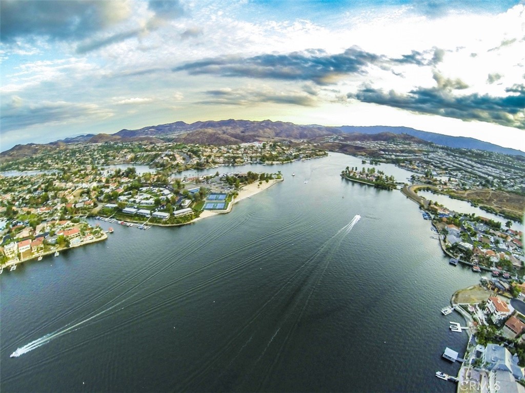 https://media.crmls.org/medias/b5d06f48-2dfd-48f5-9070-e77ddc8a7996.jpg?preset=X-Large