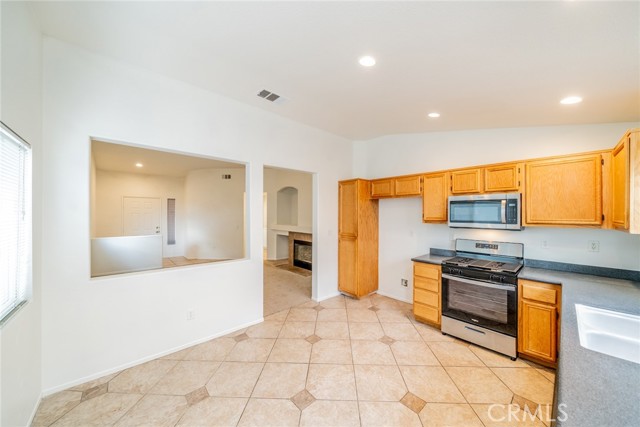 Detail Gallery Image 12 of 41 For 13892 Summer Wind St, Victorville,  CA 92394 - 3 Beds | 2 Baths