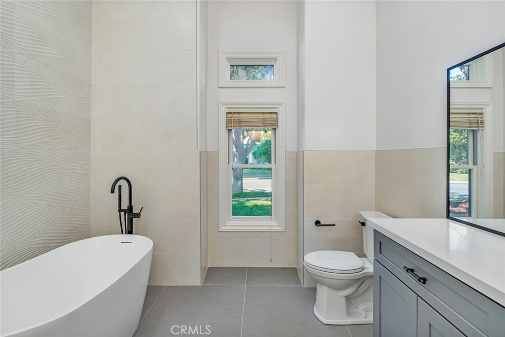 https://media.crmls.org/medias/b5d75a08-4b93-4a90-b92d-881cf281c3e4.jpg?preset=X-Large