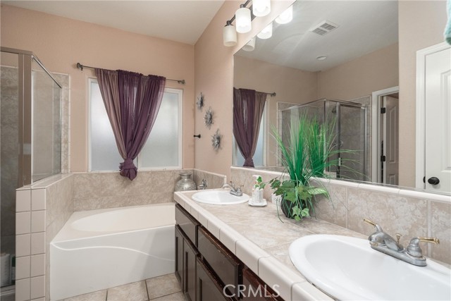 Detail Gallery Image 14 of 17 For 2520 N Liberty Ct, Visalia,  CA 93292 - 4 Beds | 2/1 Baths