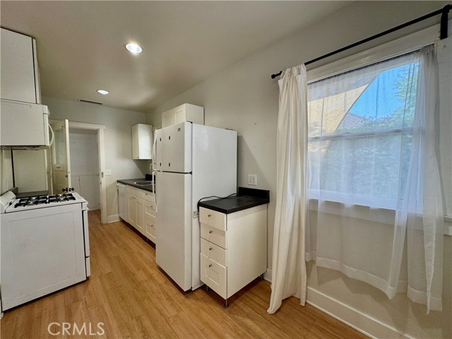 Detail Gallery Image 6 of 10 For 701 Mira Monte Pl, Pasadena,  CA 91101 - 1 Beds | 1 Baths