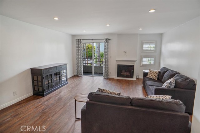 Detail Gallery Image 3 of 14 For 11230 Peach Grove St #206,  North Hollywood,  CA 91601 - 2 Beds | 2 Baths
