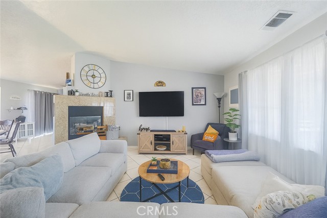 14112 Pacoima Court, Victorville CA: https://media.crmls.org/medias/b5e11481-388a-4254-8d06-84e192127b2a.jpg