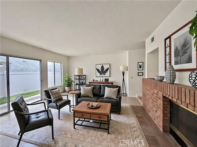 18 Decente, Irvine CA: https://media.crmls.org/medias/b5e4f1d5-a84b-4456-8ac0-30fb6fb5ff51.jpg