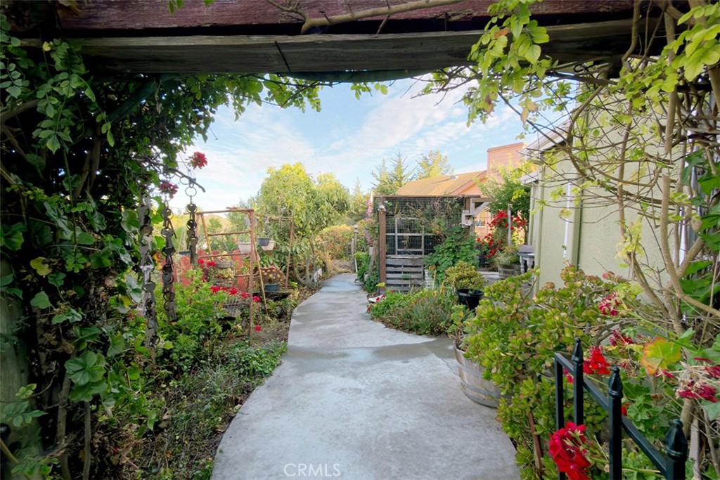 https://media.crmls.org/medias/b5e58998-dd43-4e55-95c3-992a504c81dd.jpg?preset=X-Large