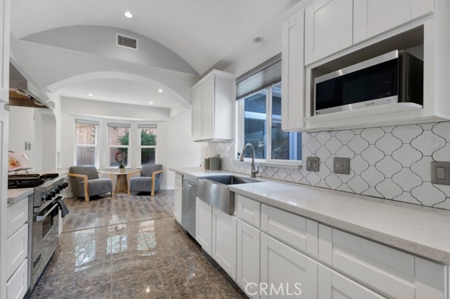 Detail Gallery Image 7 of 29 For 19419 Oxnard St, Tarzana,  CA 91356 - 4 Beds | 4 Baths