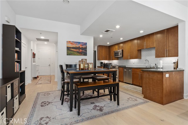 300 E 4th Street, Long Beach CA: https://media.crmls.org/medias/b5e6346f-cd77-4c7d-8834-310e24a6ab87.jpg