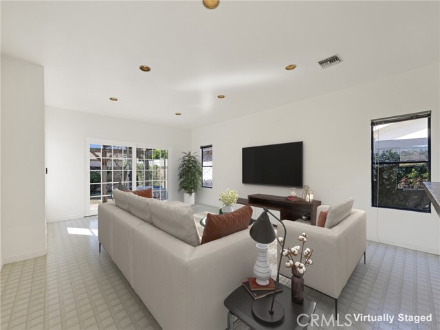 Detail Gallery Image 20 of 55 For 345 S Beachwood Dr, Burbank,  CA 91506 - 5 Beds | 3 Baths