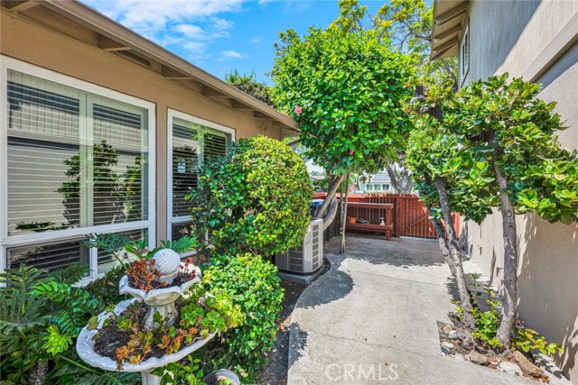 1309 N Linwood Avenue, Santa Ana CA: https://media.crmls.org/medias/b5e6b961-a668-48f3-a52f-a914a28e22ec.jpg