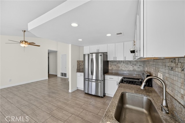 Detail Gallery Image 18 of 39 For 25307 Avenida Chagres, Hemet,  CA 92544 - 4 Beds | 2 Baths