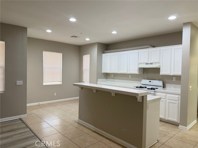 Detail Gallery Image 5 of 36 For 4547 Nicole Way, Riverside,  CA 92501 - 5 Beds | 3/1 Baths