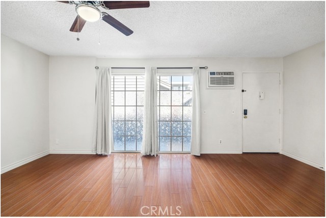 Detail Gallery Image 4 of 19 For 20930 Parthenia St #116,  Canoga Park,  CA 91304 - 1 Beds | 1 Baths