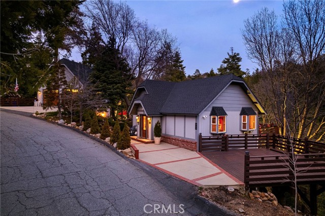 Detail Gallery Image 3 of 49 For 915 Trinity Dr, Lake Arrowhead,  CA 92352 - 4 Beds | 3/1 Baths