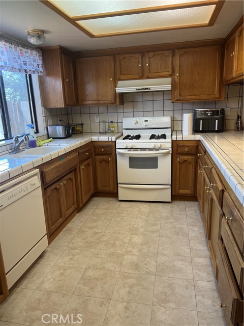 Detail Gallery Image 4 of 17 For 8873 Holly, California City,  CA 93505 - 3 Beds | 2 Baths