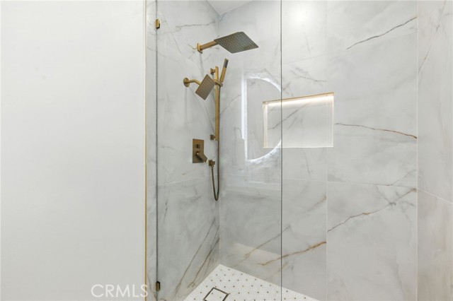 Detail Gallery Image 11 of 16 For 13021 Killion St, Sherman Oaks,  CA 91401 - 3 Beds | 2/1 Baths