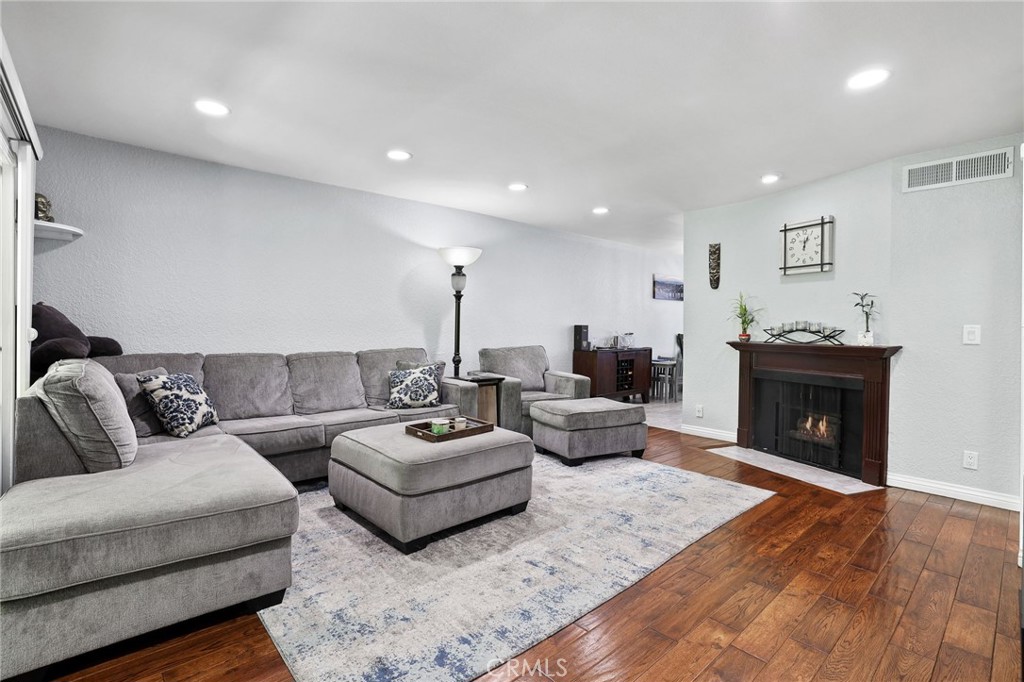 9427 Via Venezia, Burbank, CA 91504