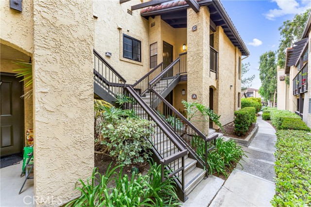 25641 Indian Hill Lane, Laguna Hills CA: https://media.crmls.org/medias/b5ee410c-e27b-4e43-9cff-685c95d12f4f.jpg