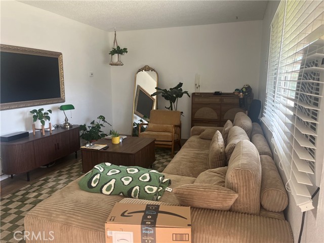 14703 MESA DR, Victorville CA: https://media.crmls.org/medias/b5ee91b6-f316-4fe8-8e7d-f0aad2bd0360.jpg