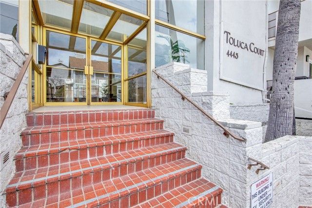 Detail Gallery Image 5 of 21 For 4445 Cartwright Ave #215,  Toluca Lake,  CA 91602 - 2 Beds | 1 Baths