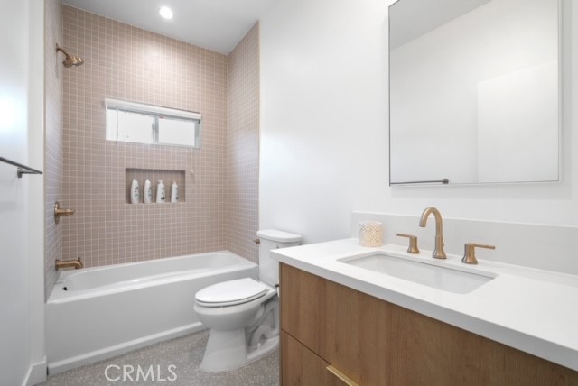 2672 Newell Street, Los Angeles CA: https://media.crmls.org/medias/b5f2b551-a153-4c0c-ad57-8f7b66c3158c.jpg