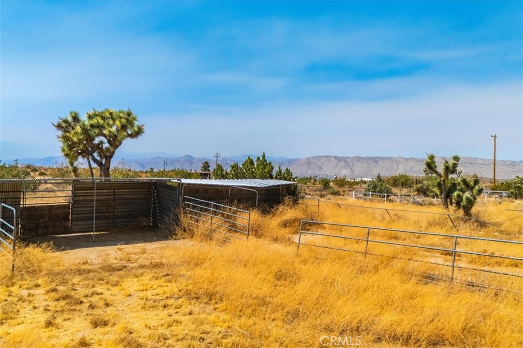 https://media.crmls.org/medias/b5f3553d-6812-4e21-8e06-c8f0eda9649b.jpg?preset=X-Large