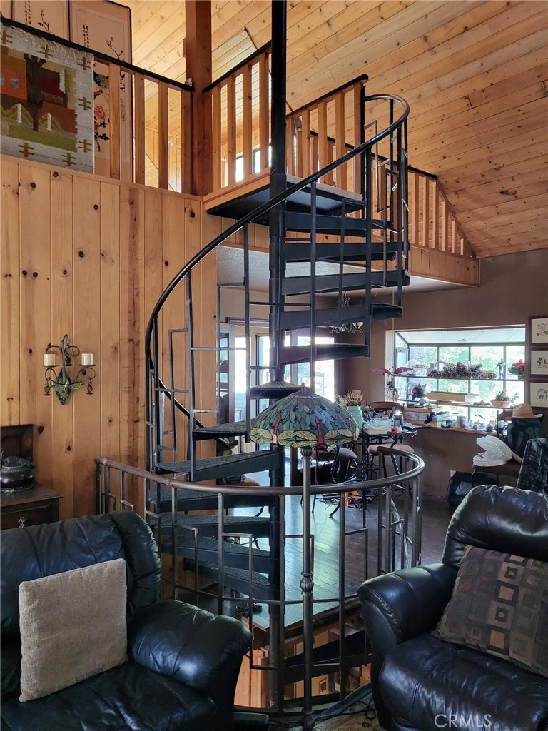 https://media.crmls.org/medias/b5f6c08b-6d8e-4815-9206-c37332eec05c.jpg?preset=X-Large