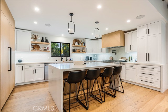 22410 Collins Street, Woodland Hills CA: https://media.crmls.org/medias/b5f6f0ba-f8c3-47d1-8a0d-601101523513.jpg