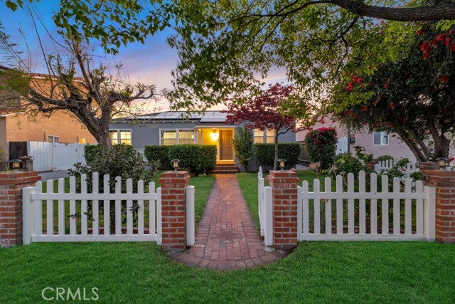 6507 Gentry Avenue, North Hollywood CA: https://media.crmls.org/medias/b5f9d5af-9f22-474c-a67f-5cd18667e15e.jpg