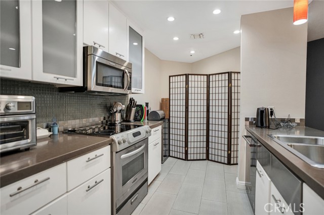Detail Gallery Image 6 of 15 For 1201 Larrabee St #107,  West Hollywood,  CA 90069 - 2 Beds | 2 Baths