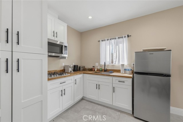 Detail Gallery Image 2 of 7 For 23012 Hartland, West Hills,  CA 91307 - 1 Beds | 1 Baths