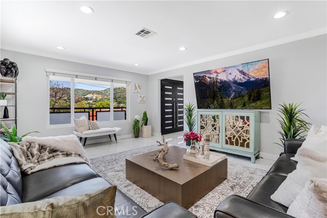 Detail Gallery Image 6 of 52 For 1440 Holbrook St, Eagle Rock,  CA 90041 - 3 Beds | 3/1 Baths
