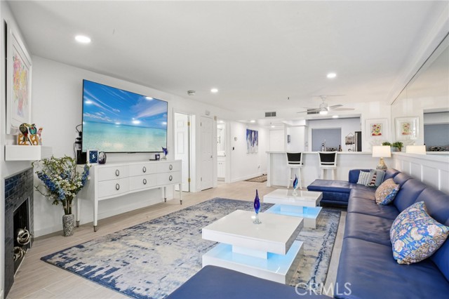 200 Pacific Coast, Huntington Beach CA: https://media.crmls.org/medias/b6018544-6bc9-451f-bee0-5ccbb05dfa00.jpg