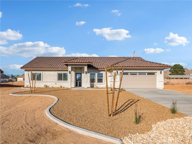 Detail Gallery Image 2 of 33 For 15605 Dale Evans Pkwy, Apple Valley,  CA 92307 - 4 Beds | 2/1 Baths