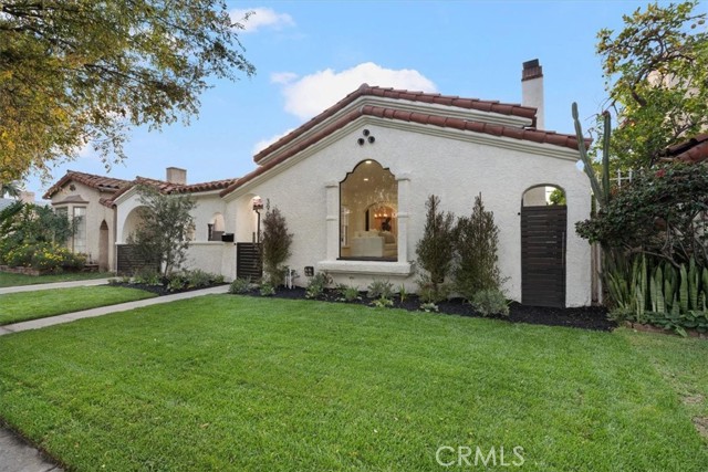 Detail Gallery Image 2 of 35 For 3905 Roxton Ave, Los Angeles,  CA 90008 - 3 Beds | 2 Baths