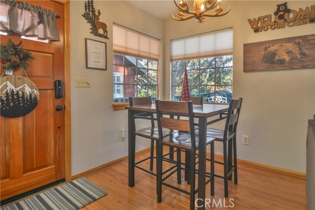 Detail Gallery Image 10 of 22 For 735 E Victoria Ct, Lake Arrowhead,  CA 92352 - 2 Beds | 1/1 Baths