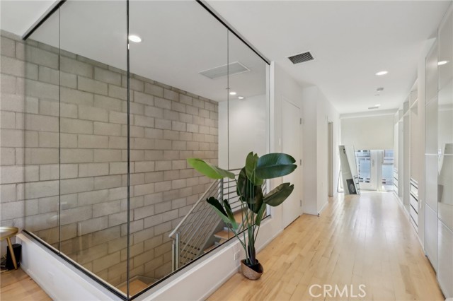3450 Cahuenga W Boulevard, Los Angeles CA: https://media.crmls.org/medias/b607e3d1-4f90-4937-adb5-2f86a72d9664.jpg