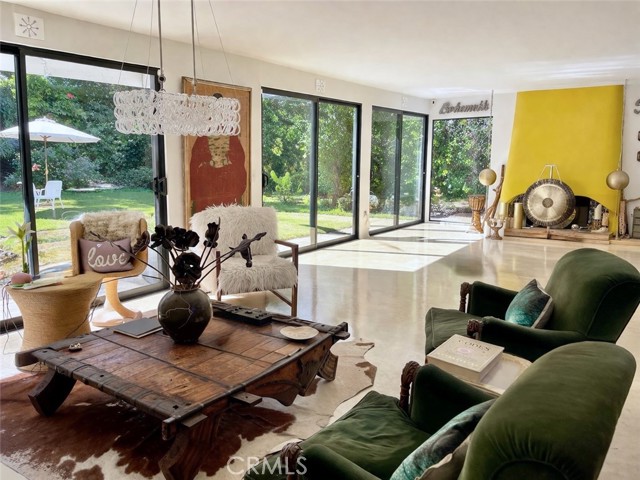 Detail Gallery Image 6 of 7 For 4709 Dunman, Woodland Hills,  CA 91364 - 5 Beds | 3 Baths