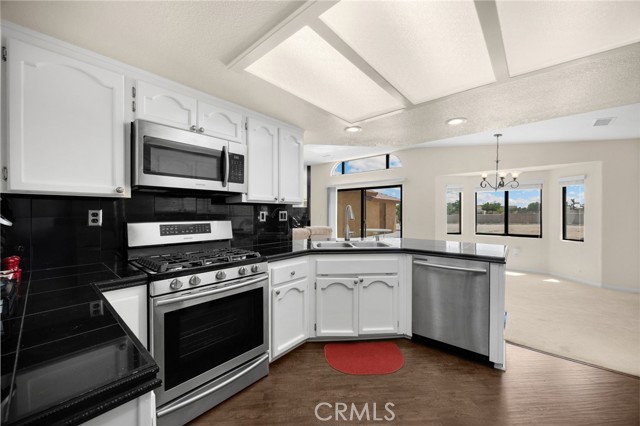 11915 Redwood Avenue, Hesperia CA: https://media.crmls.org/medias/b608177f-f61f-49a8-a844-4101840bebeb.jpg