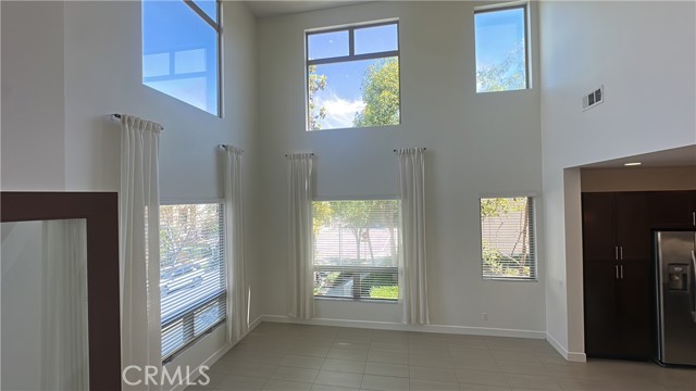27 SOHO, Irvine CA: https://media.crmls.org/medias/b608bd6b-23c5-4fd5-96c0-8234a07400b5.jpg