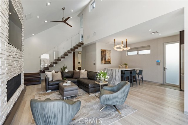 29 W Neapolitan Lane, Long Beach CA: https://media.crmls.org/medias/b609a4ea-f291-45cb-a5c7-9ede2b2a0273.jpg