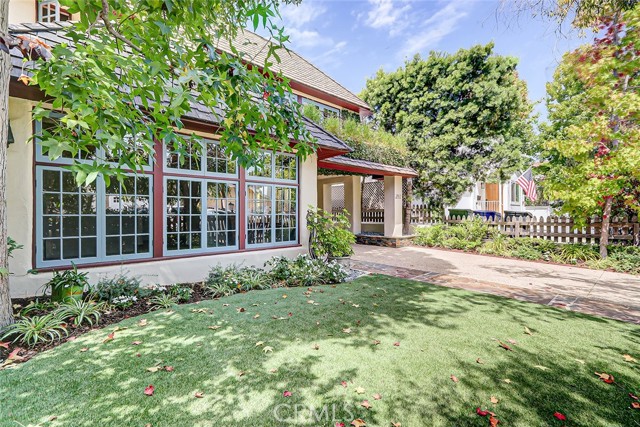 2917 N Poinsettia Avenue, Manhattan Beach CA: https://media.crmls.org/medias/b60c2596-d73c-45c7-a905-41a45f7b19b6.jpg