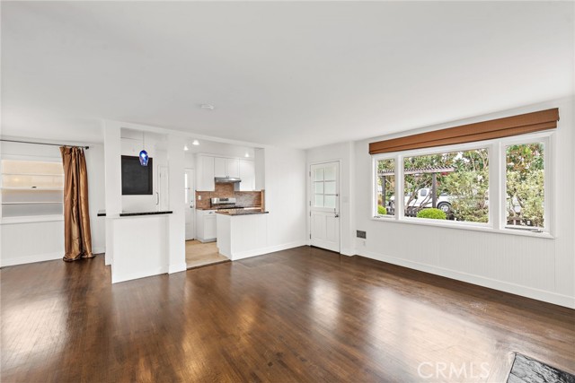 413 Dahlia Avenue, Corona del Mar CA: https://media.crmls.org/medias/b60cd027-df60-4d90-875f-a1a6923cbb23.jpg